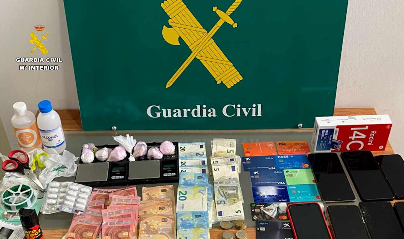Efectos intervenidos a los detenidos en Bargas por traficar con drogas.