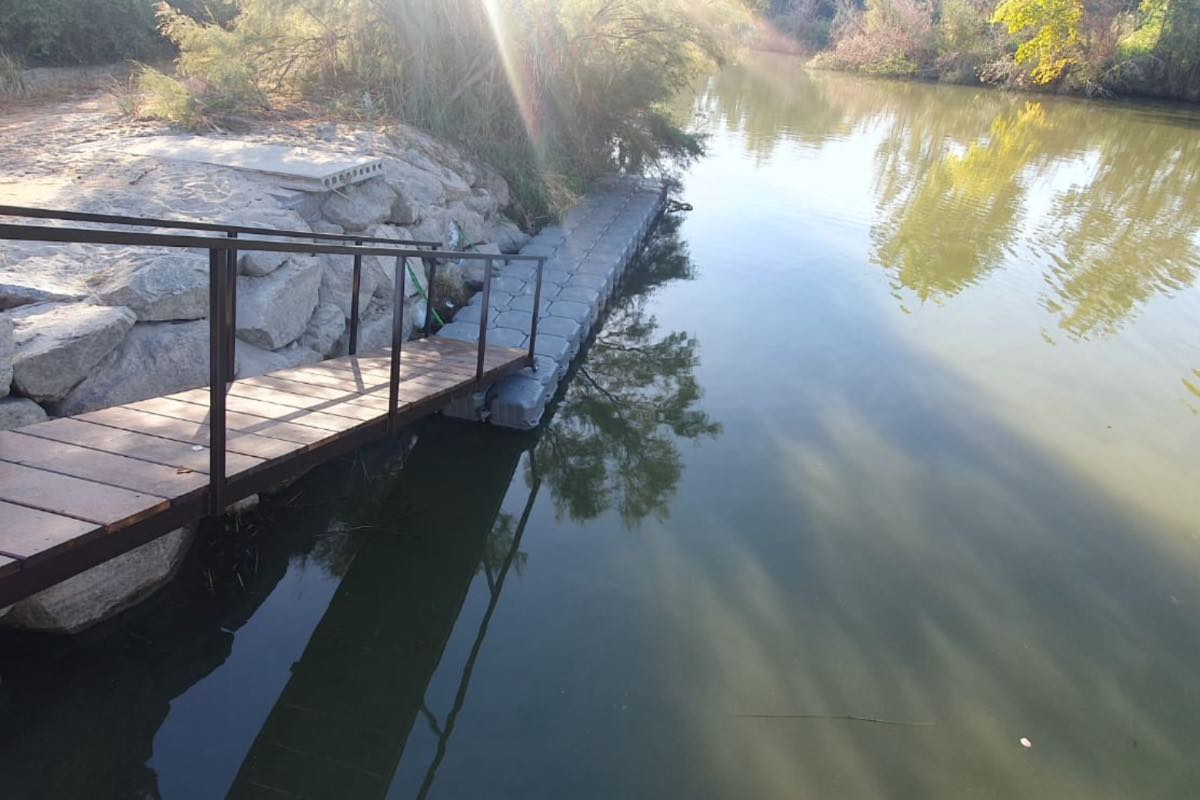 Embarcadero portátil instalado en el río Tajo a su paso por Talavera