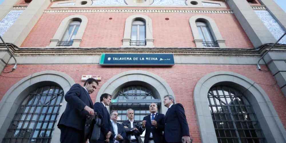 El Secretario de Estado de Transportes presenta al alcalde los avances de la integración ferroviaria en Talavera