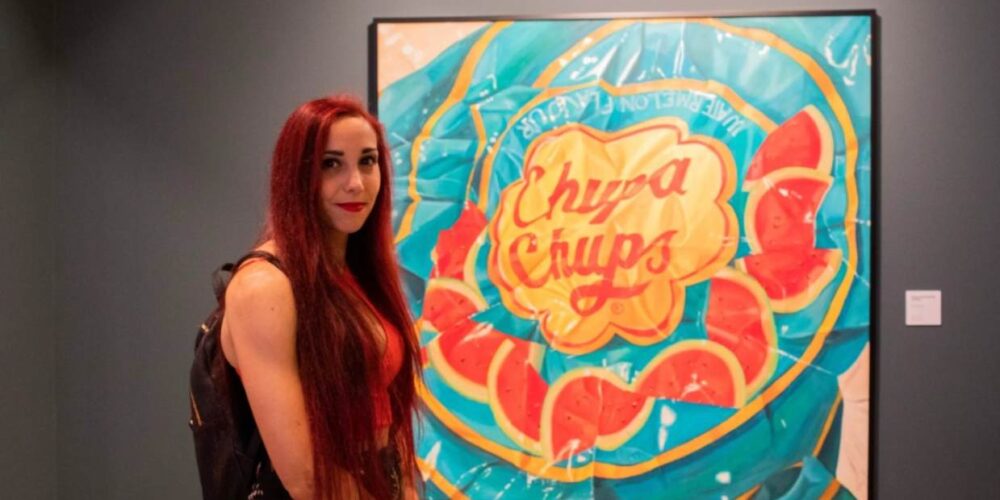 'Fatimadi', delante de una de sus obras.