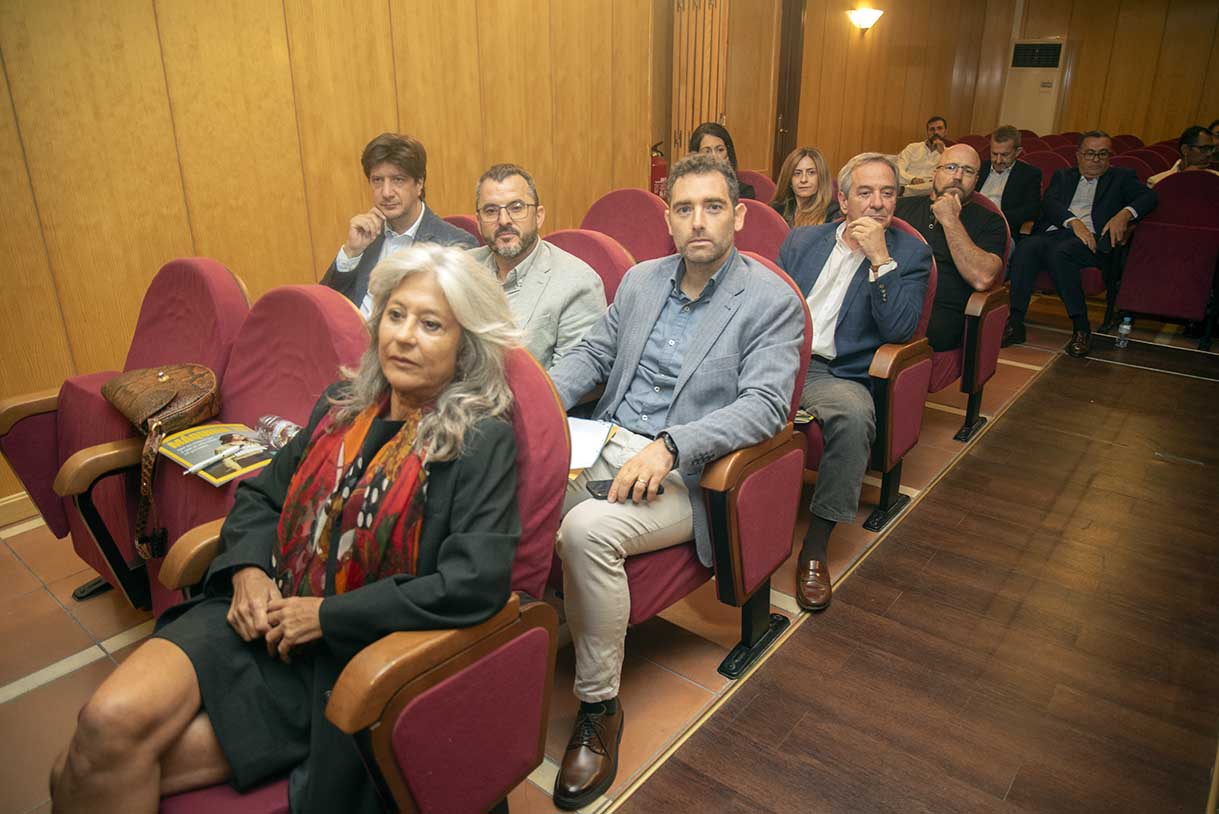 Los detectives aseguran que el 80% de su trabajo lo ocupa abordar el absentismo laboral fraudulento. Foto: Rebeca Arango.