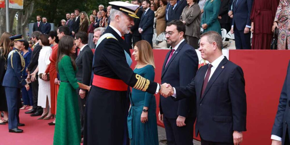 Saludo entre el rey Felipe y Page en el desfile del 12 de octubre.