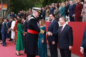 Saludo entre el rey Felipe y Page en el desfile del 12 de octubre.