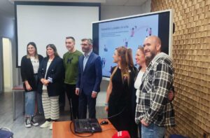 Foto de familia en la presentación de la guía 'Sexualidad y planes de vida'. Foto: Ramón de Juan.
