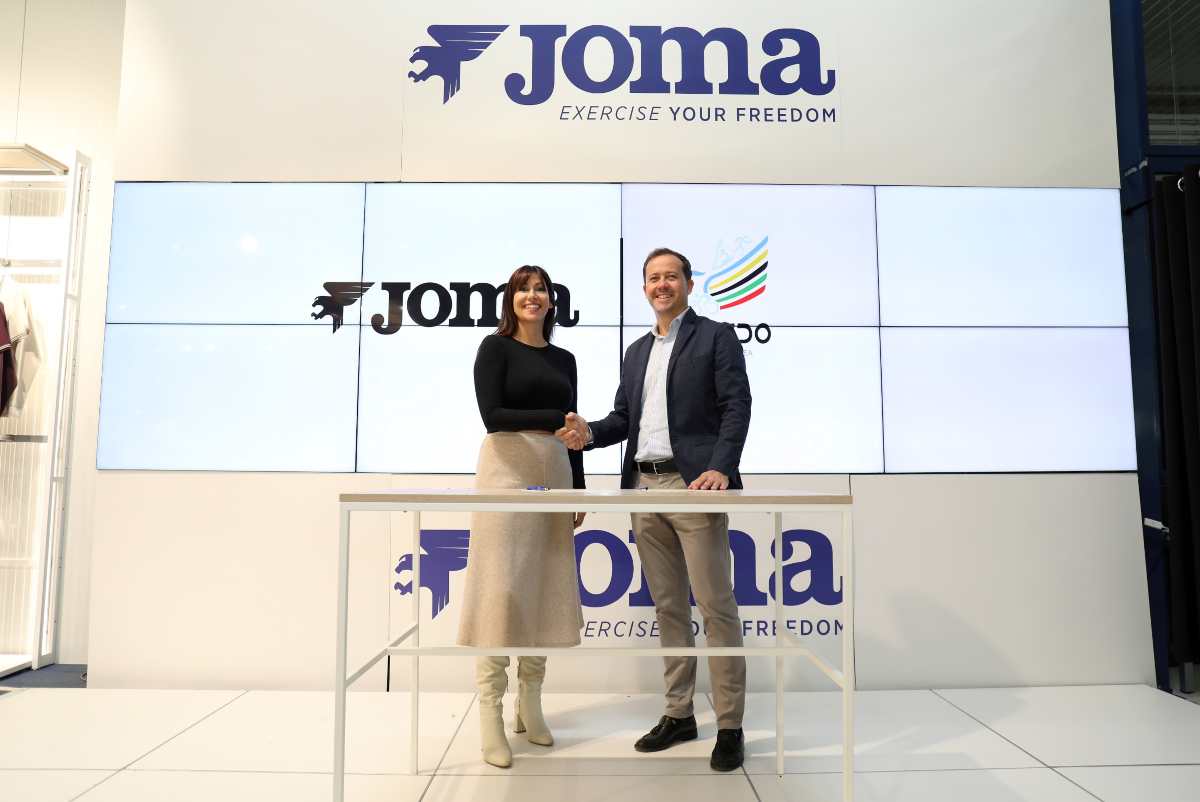 El alcalde de Toledo, Carlos Velázquez, y la directora de Marketing de Joma, Marina López, firmando el convenio de adhesión.