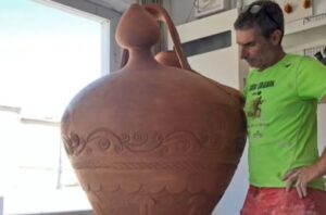 Juan Carlos Fernández, posando con su botijo descomunal. Foto: Juanki.j32.