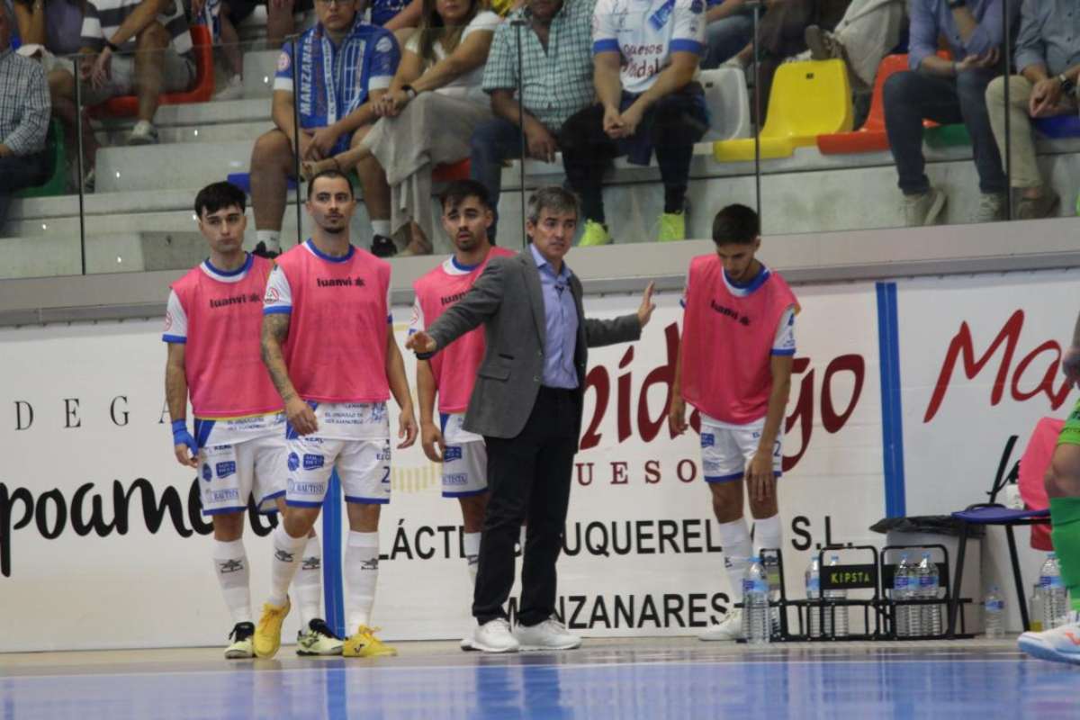 Juanlu Alonso, entrenador del Quesos El Hidalgo Manzanares. Foto: FFCM.