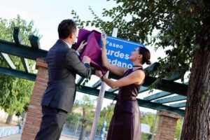 Lourdes Mohedano inaugurando su calle en la Escuela de Gimnasia.