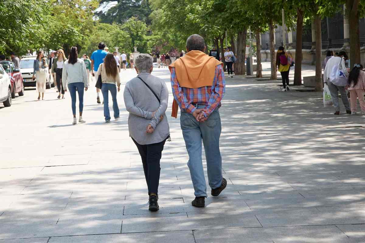 Dos personas mayores caminando. Foto: EP.