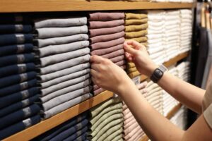 Una dependienta coloca la ropa en una tienda de moda. Foto: EP.