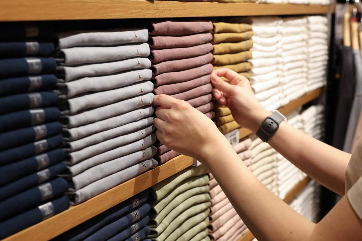 Una dependienta coloca la ropa en una tienda de moda. Foto: EP.