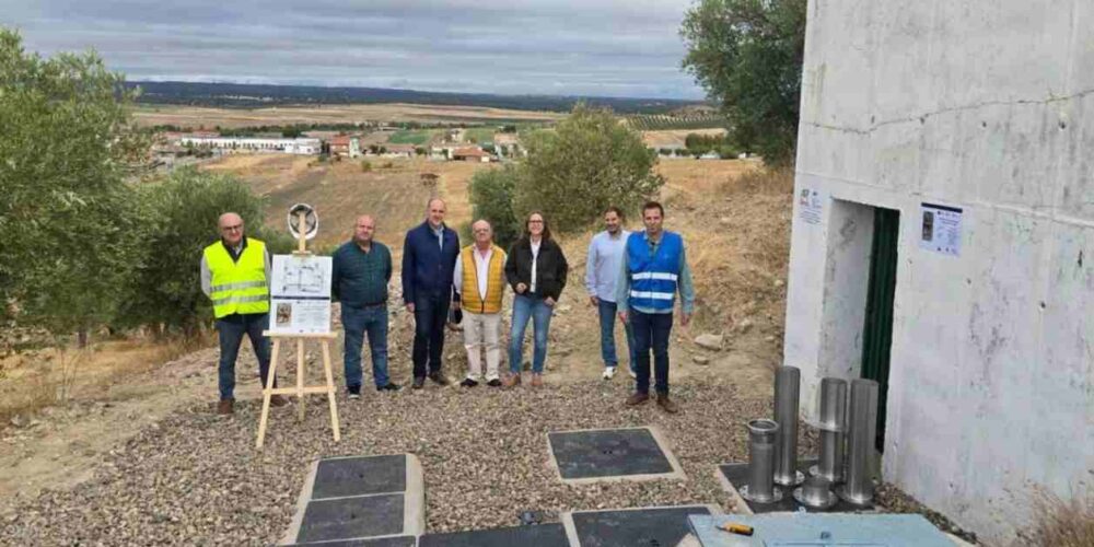 La directora de la Agencia del Agua de Castilla-La Mancha, Montserrat Muro, en declaraciones a los medios durante la visita a las obras de adecuación del depósito de Alcolea de Tajo (Toledo).