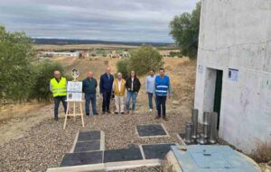 La directora de la Agencia del Agua de Castilla-La Mancha, Montserrat Muro, en declaraciones a los medios durante la visita a las obras de adecuación del depósito de Alcolea de Tajo (Toledo).