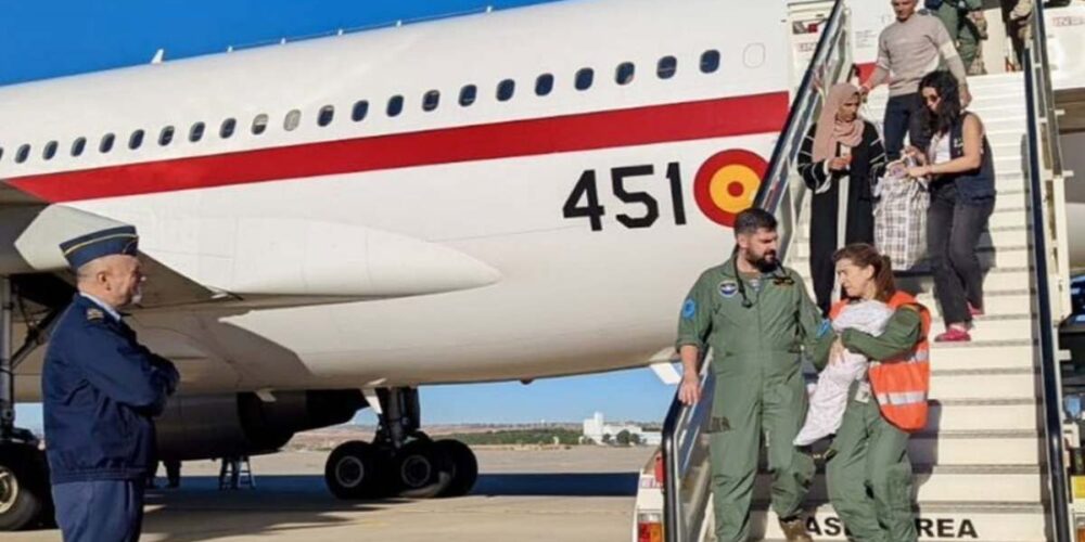 Los equipos médicos saliendo del avión junto a los pacientes y acompañantes evacuados.