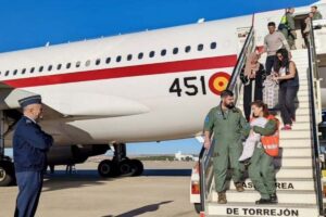 Los equipos médicos saliendo del avión junto a los pacientes y acompañantes evacuados.