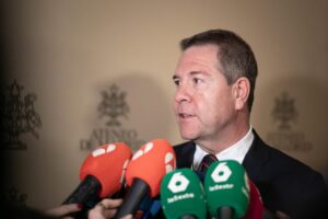 Emiliano García-Page asistió al homenaje que se le rindió en el Ateneo de Madrid a José Enrique Serrano.