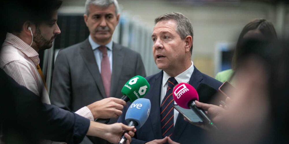 Emiliano García-Page atendiendo a los medios de comunicación en Villarrubia de Santiago (Toledo).