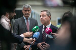 Emiliano García-Page atendiendo a los medios de comunicación en Villarrubia de Santiago (Toledo).