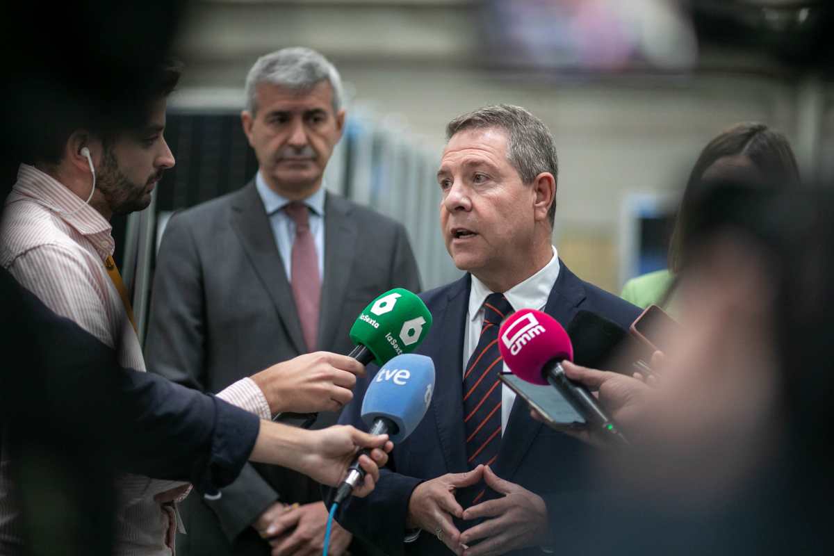Emiliano García-Page atendiendo a los medios de comunicación en Villarrubia de Santiago (Toledo).