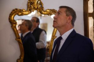 El presidente de Castilla-La Mancha, Emiliano García-Page, en su visita al Palacio de los Marqueses de Torremejía, en Almagro.