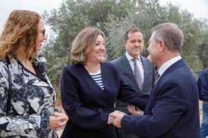 El presidente de Castilla-La Mancha, Emiliano García-Page, saluda a la consejera de Economía, Empresas y Empleo, Patricia Franco.