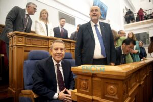 Page, junto a Guijarro, antes del comienzo del Debate sobre el Estado de la Región. Foto: Rebeca Arango.