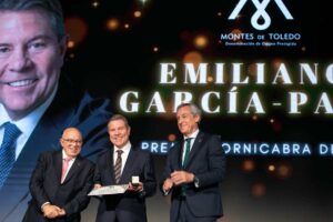 Page recibiendo el premio Cornicabra de Oro de la DO Montes de Toledo.