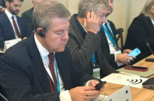 El presidente de Castilla-La Mancha, Emiliano García-Page, habló de los datos del paro desde Polonia.