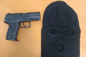 Pistola y pasamontañas incautados