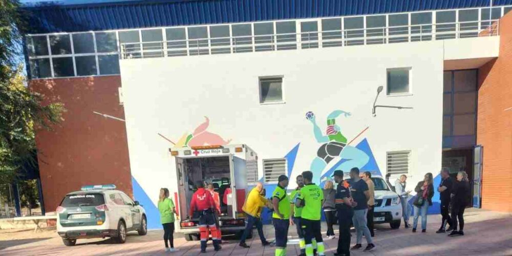 Imagen del polideportivo donde han sido alojados los mayores evacuados.