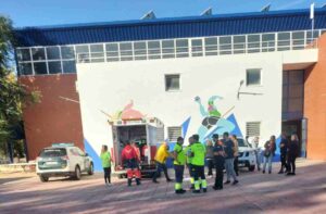 Imagen del polideportivo donde han sido alojados los mayores evacuados.