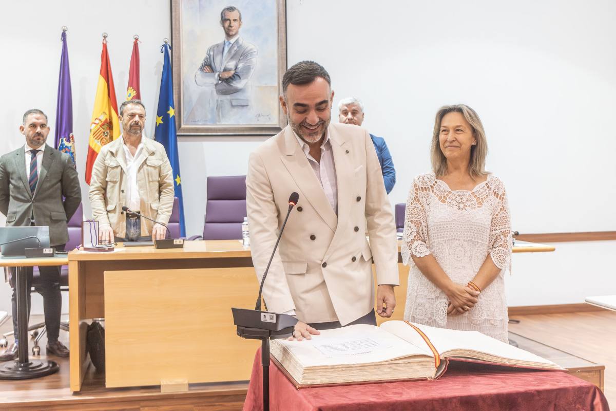 Toma posesión Isaac Urrea