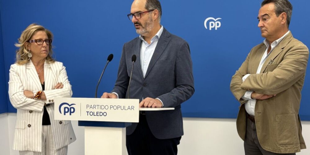 Alía, Velasco y Conde, durante la rueda de prensa que dieron en Toledo.