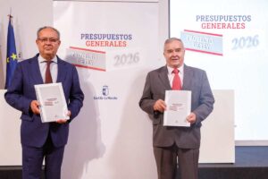 El consejero de Hacienda, Administraciones Públicas y Transformación Digital, Juan Alfonso Ruiz Molina, junto con el director general de Presupuestos, Isidro Hernández Perlines.
