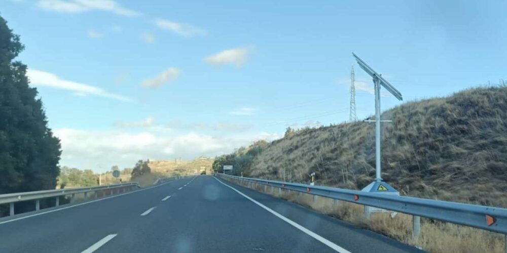Imagen de uno de los postes de inicio o final del radar de tramo instalado en la N-400, cerca de Toledo capital.