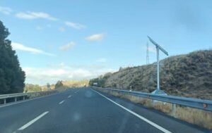 Imagen de uno de los postes de inicio o final del radar de tramo instalado en la N-400, cerca de Toledo capital.