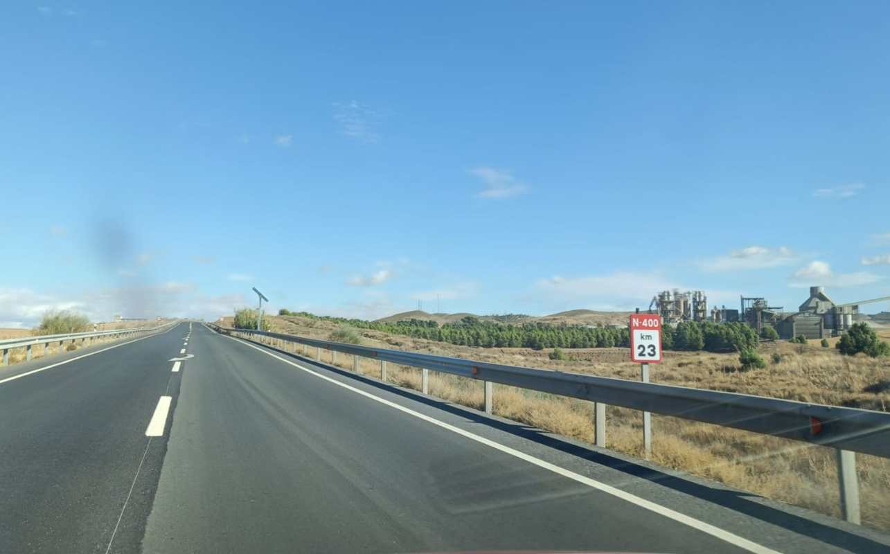 Imagen de uno de los postes de inicio o final del radar de tramo instalado en la N-400, cerca de Toledo capital.