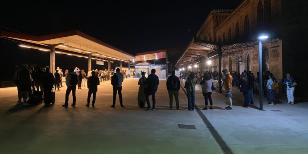 Colas en la estación del tren de Toledo este miércoles. Foto: @avant_toledo
