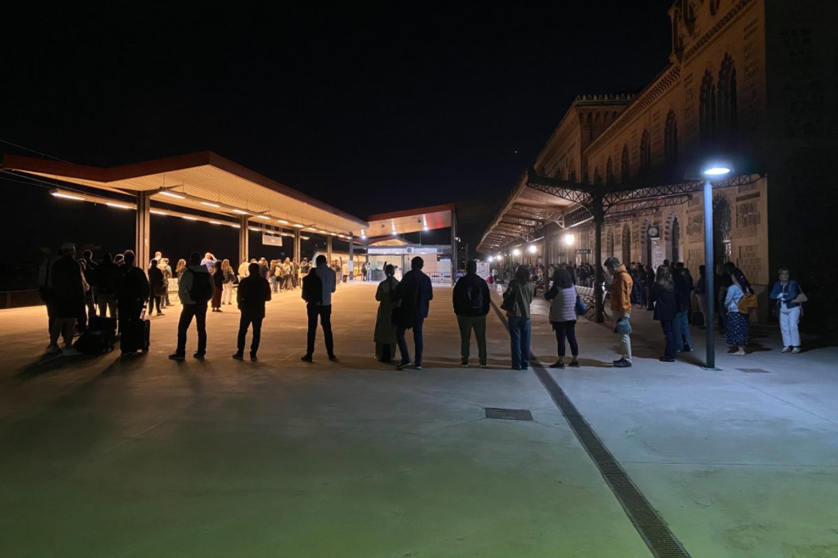 Colas en la estación del tren de Toledo este miércoles. Foto: @avant_toledo