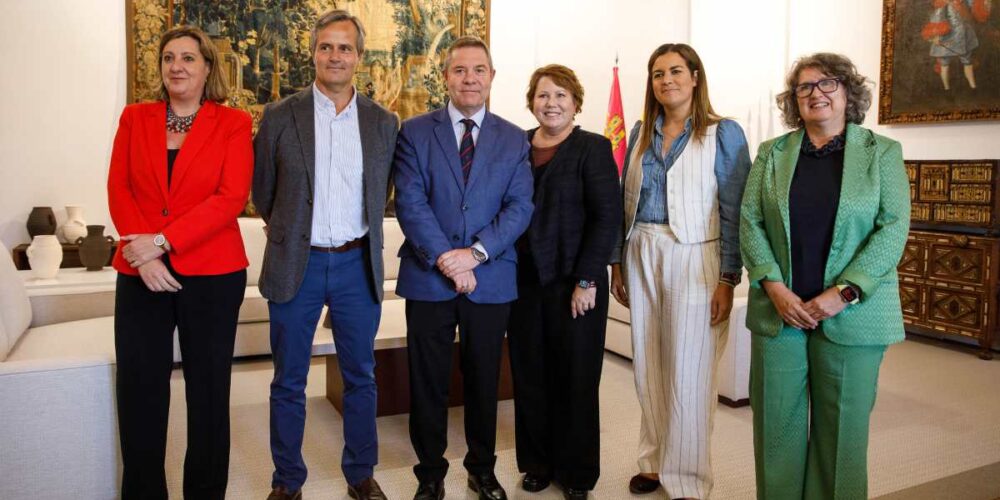 Reunión entre representantes de Schreiber Foods y del Gobierno de Castilla-La Mancha, entre ellos el presidente Emiliano García-Page.