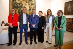 Reunión entre representantes de Schreiber Foods y del Gobierno de Castilla-La Mancha, entre ellos el presidente Emiliano García-Page.