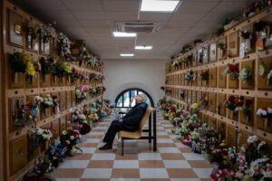 En la imagen, un anciano visita la tumba de algún ser querido en Toledo. EFE/Ángeles Visdómine.
