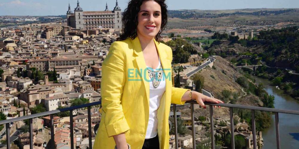 Inés Sandoval, posando con Toledo al fondo.
