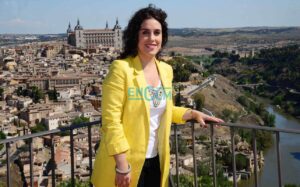 Inés Sandoval, posando con Toledo al fondo.