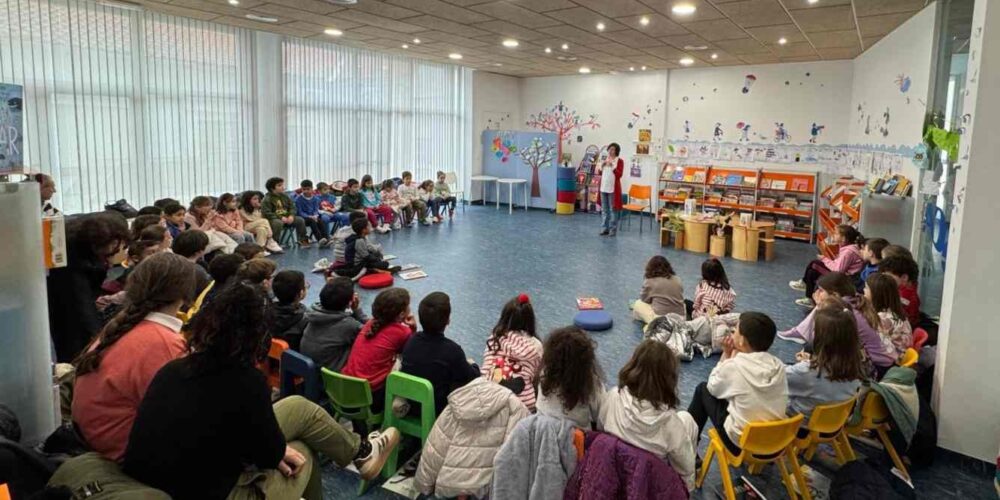 Soledad Rodríguez se dirige a escolares en la biblioteca de Villafranca de los Caballeros.