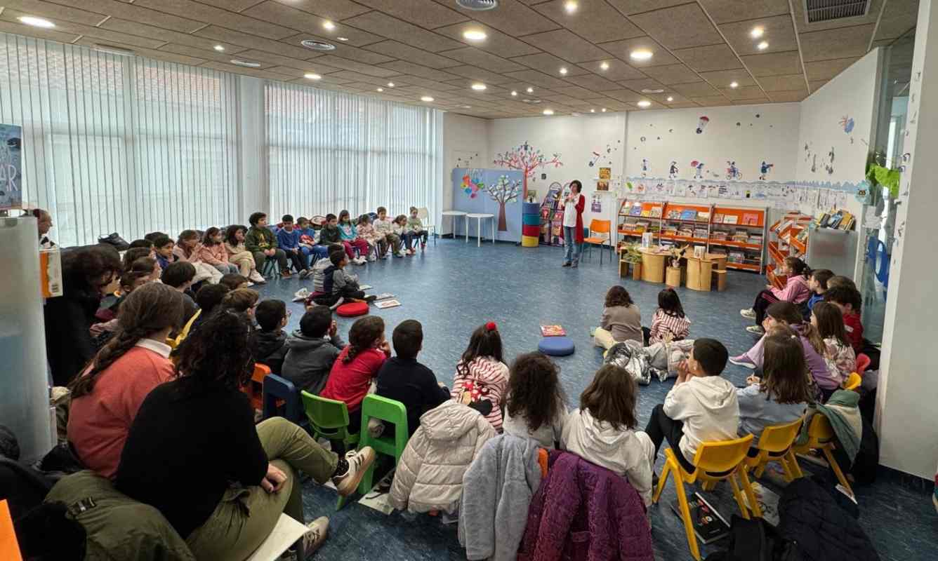 Soledad Rodríguez se dirige a escolares en la biblioteca de Villafranca de los Caballeros.