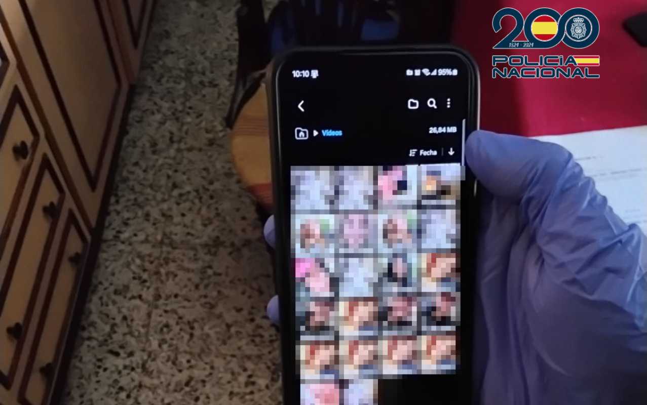 Uno de los móviles intervenidos por la Policía Local.