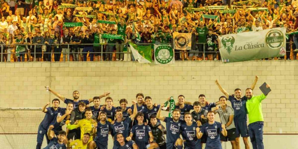 El Toledo, festejando con la afición su proeza contra el Sanse. Foto: CD Toledo.