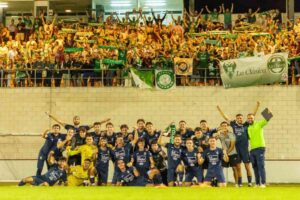 El Toledo, festejando con la afición su proeza contra el Sanse. Foto: CD Toledo.