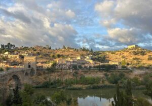 Intervalos nubosos junto al puente de San Martín, en Toledo